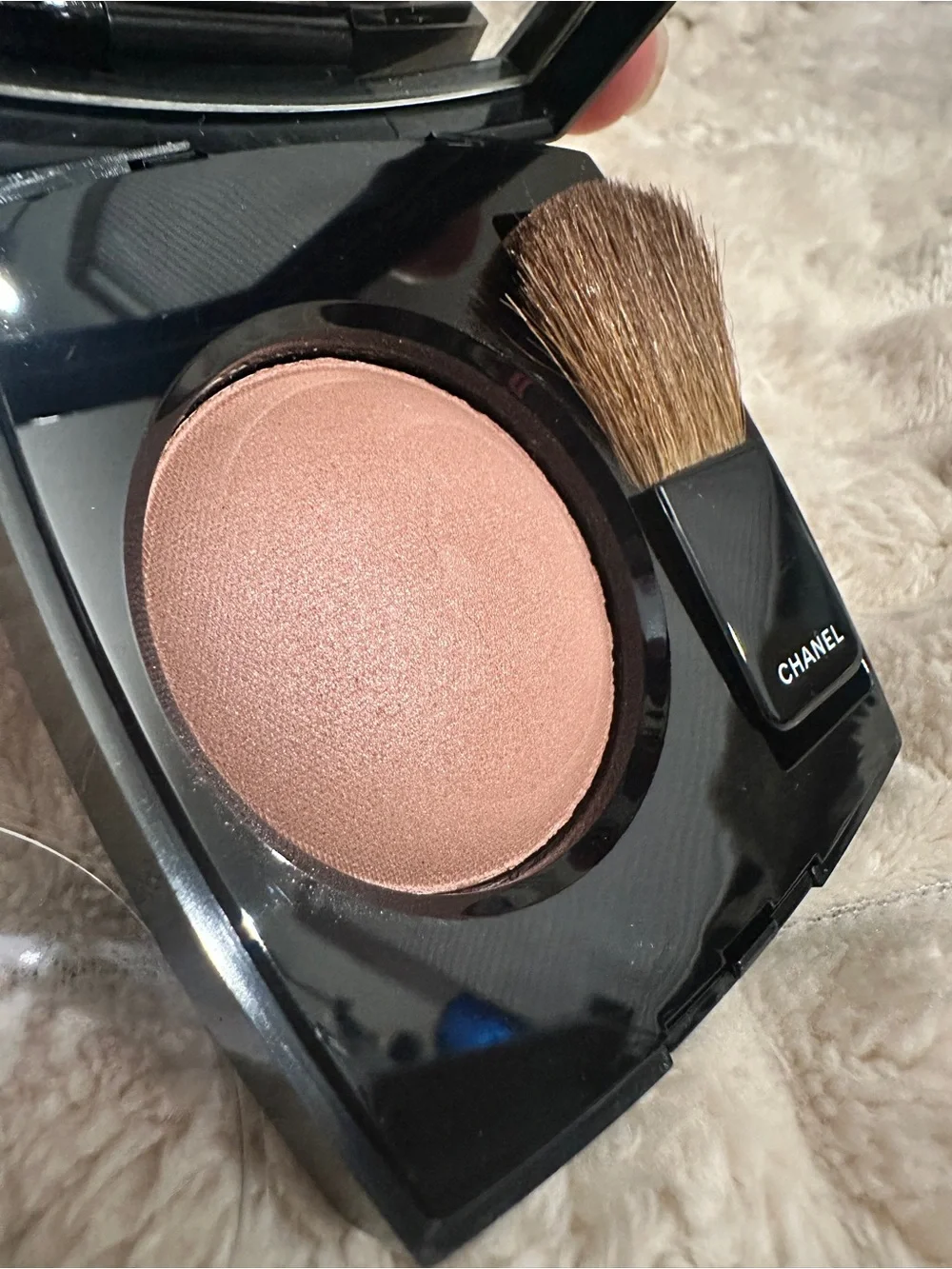 CHANEL joues contraste